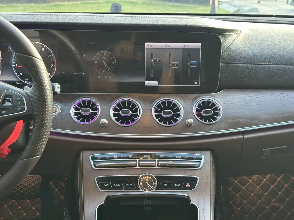Mercedes-Benz E-Class — миниатюра 9