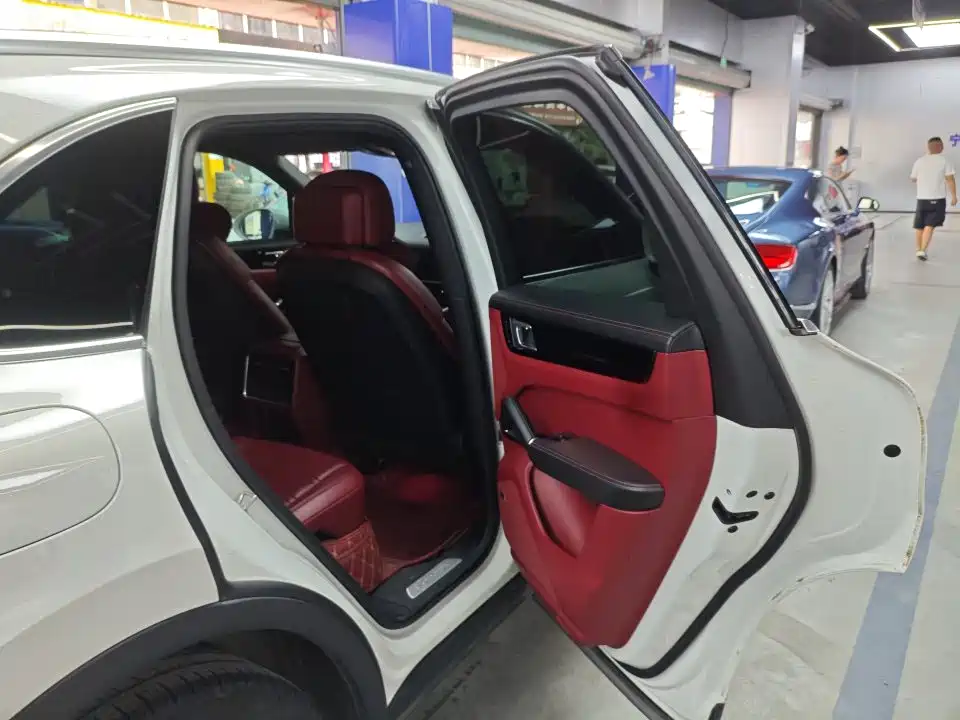 Porsche Cayenne — миниатюра 7