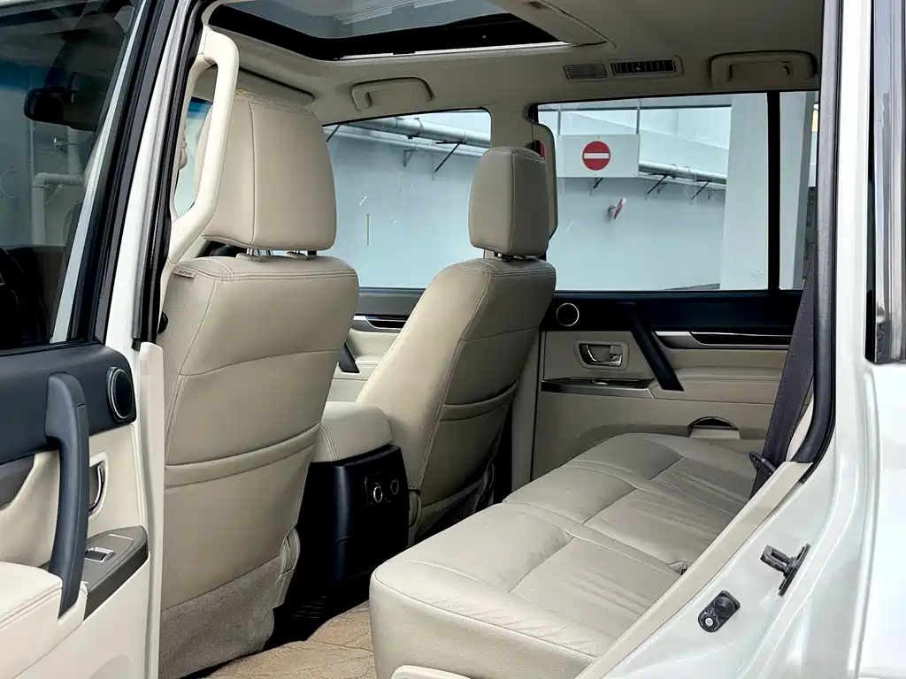 Mitsubishi Pajero (Import) — миниатюра 5