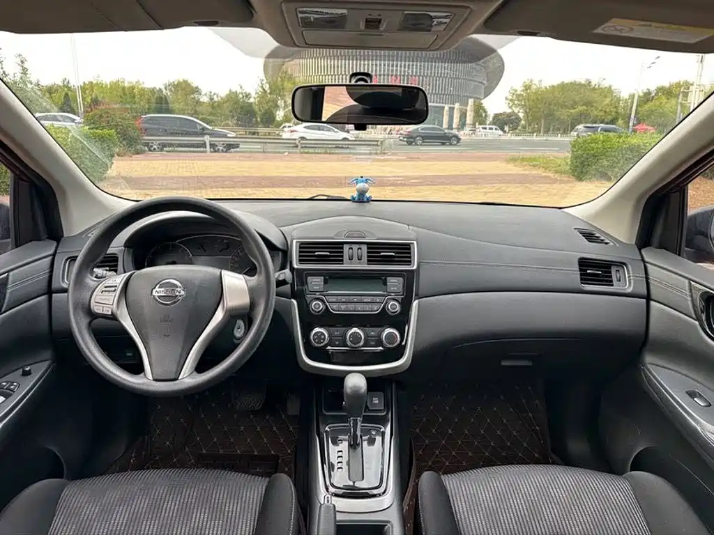 Nissan Tiida — миниатюра 9