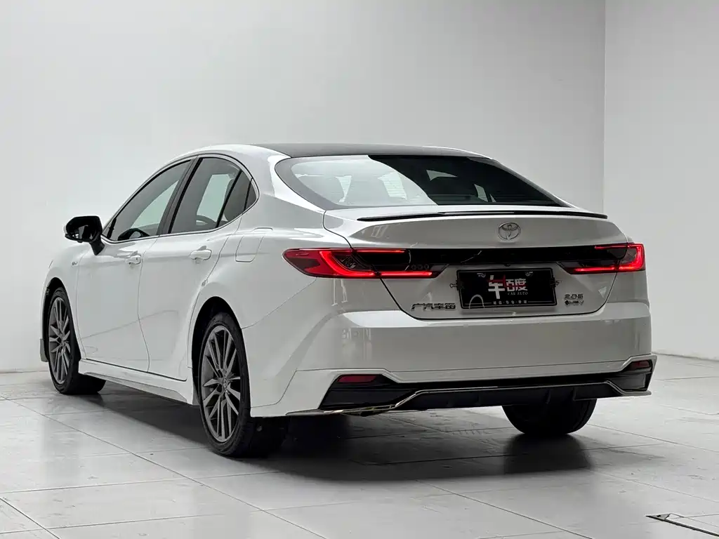 Toyota Camry — миниатюра 6