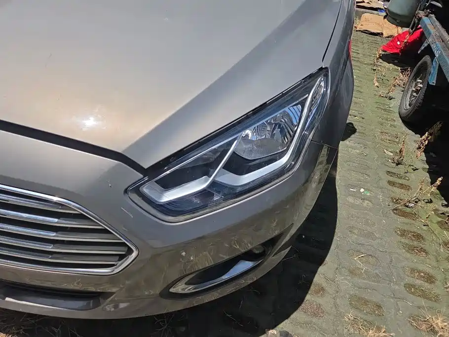 Ford Escort 2015 1.5L AT Fashion