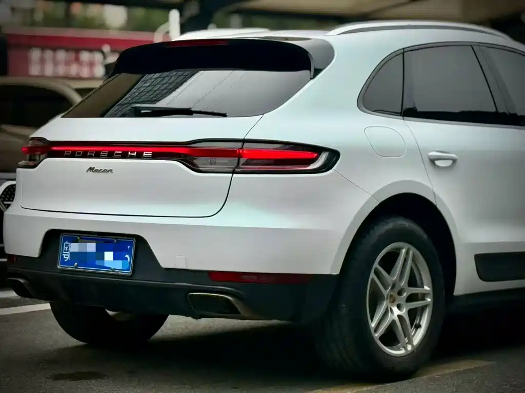 PORSCHE MACAN
