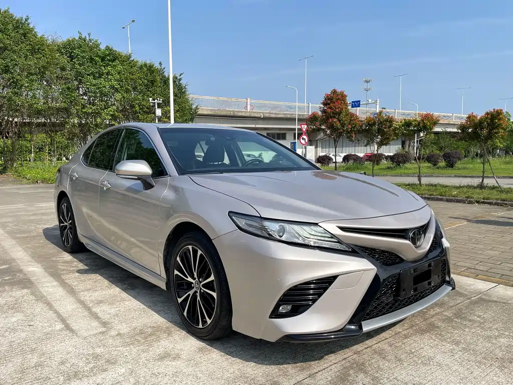 Toyota Camry - фото 3
