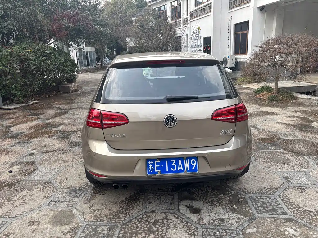 VOLKSWAGEN GOLF