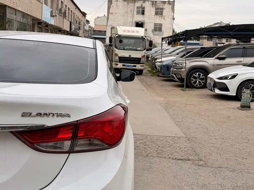 Hyundai Elantra 2016 1.6L AT