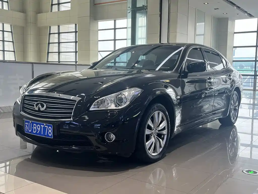 Infiniti Q70 2013 Q70L 2.5L Elegant Supreme Edition