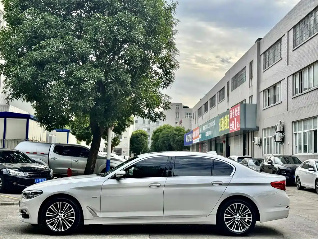 BMW 5 Series — миниатюра 4