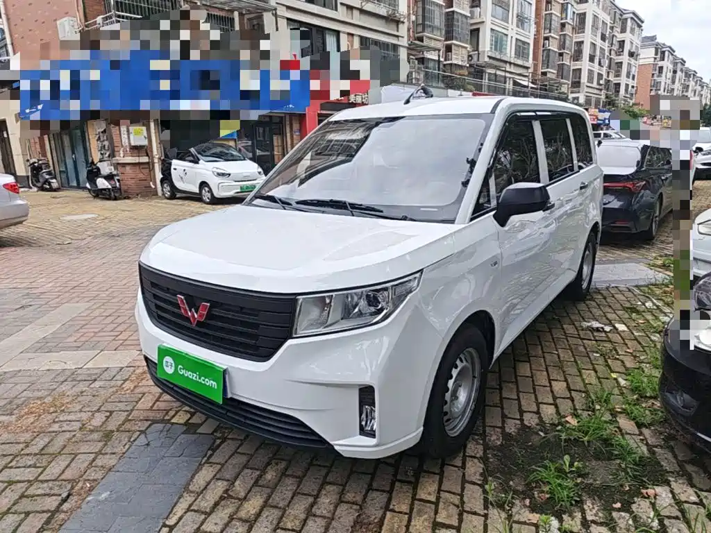 Wuling Hongguang PLUS
