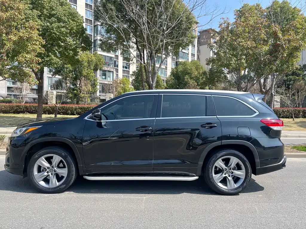 Toyota Highlander 2021 2.0T Luxury 7 мест