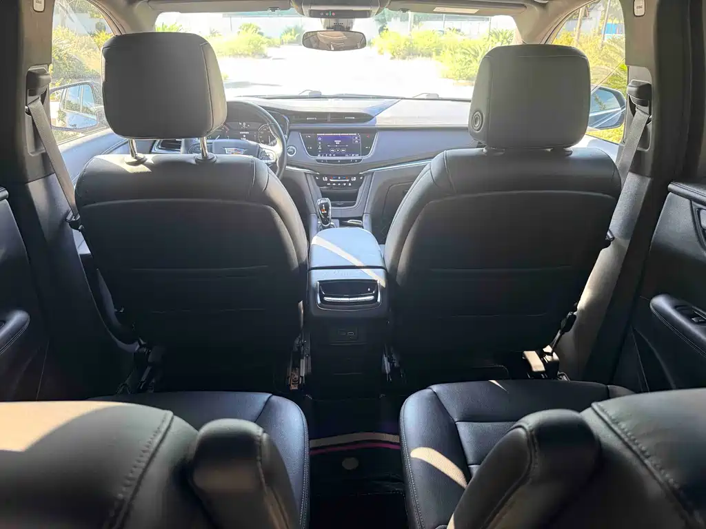 Cadillac XT6 2021 28T мест