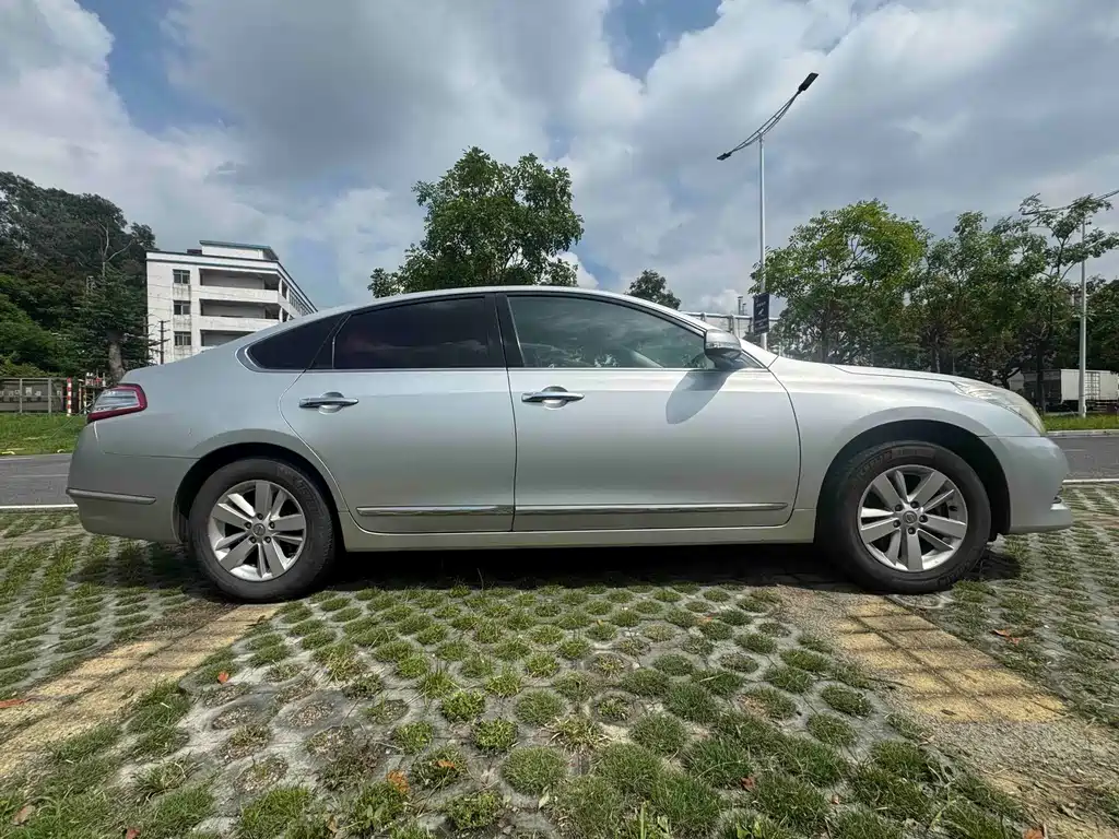 Nissan Altima 2011 2.0L XE Standard
