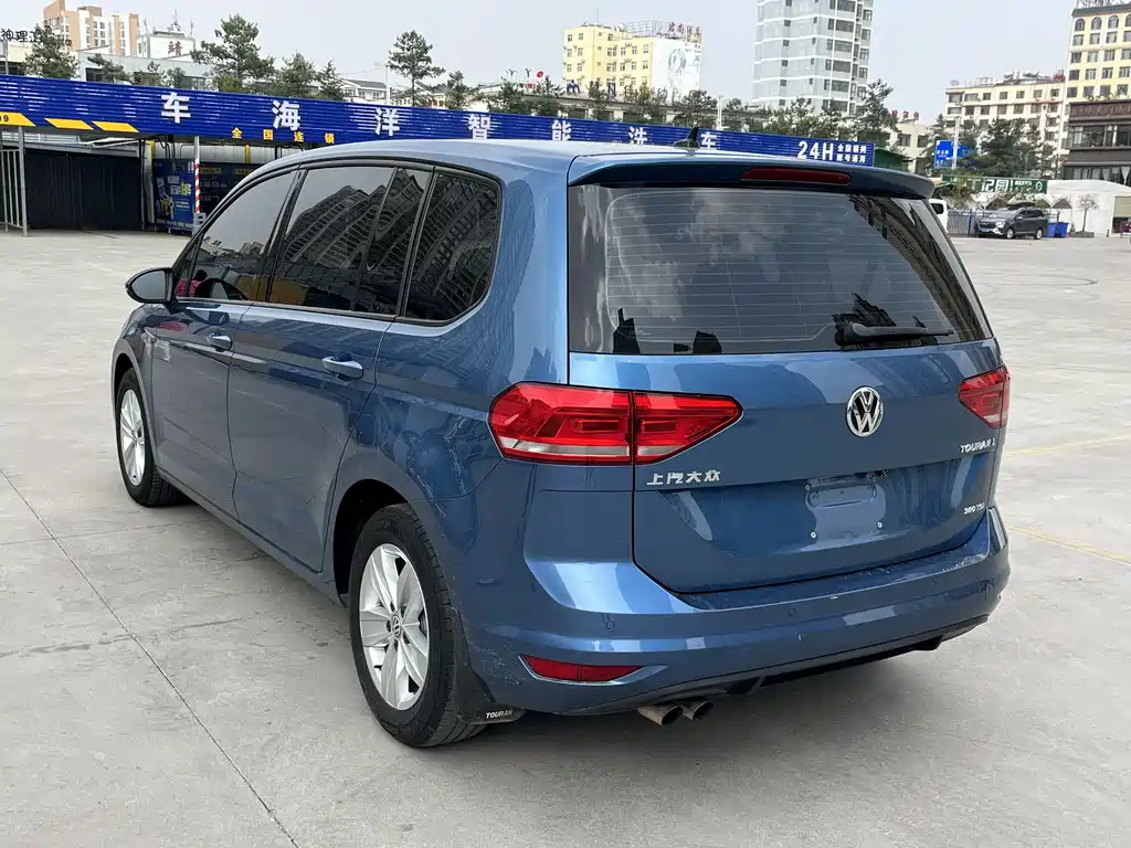 VOLKSWAGEN TOURAN