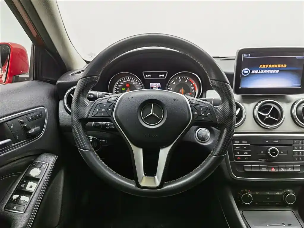 MERCEDES-BENZ GLA