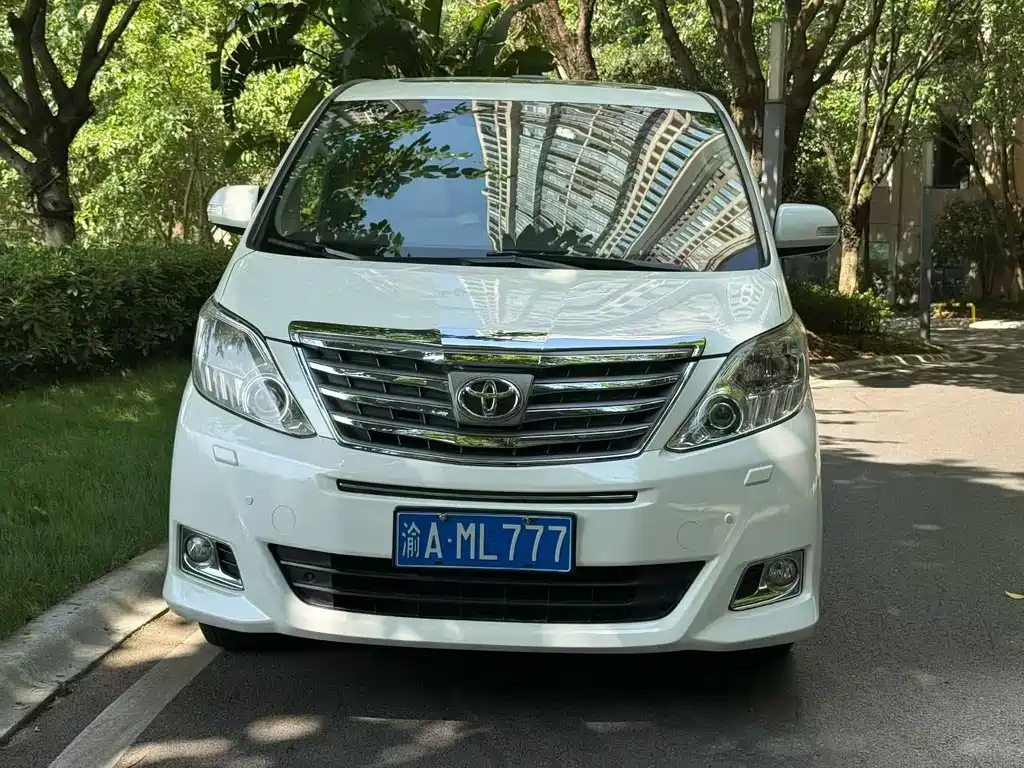Toyota Alphard — миниатюра 2