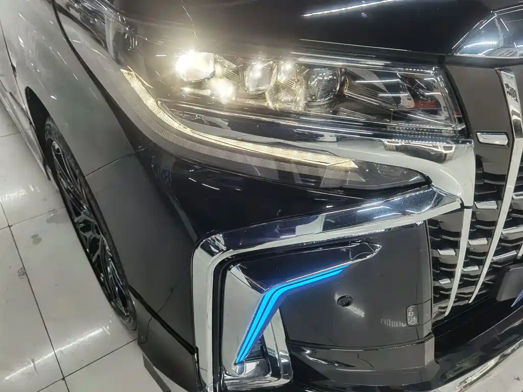 Toyota Alphard — миниатюра 25