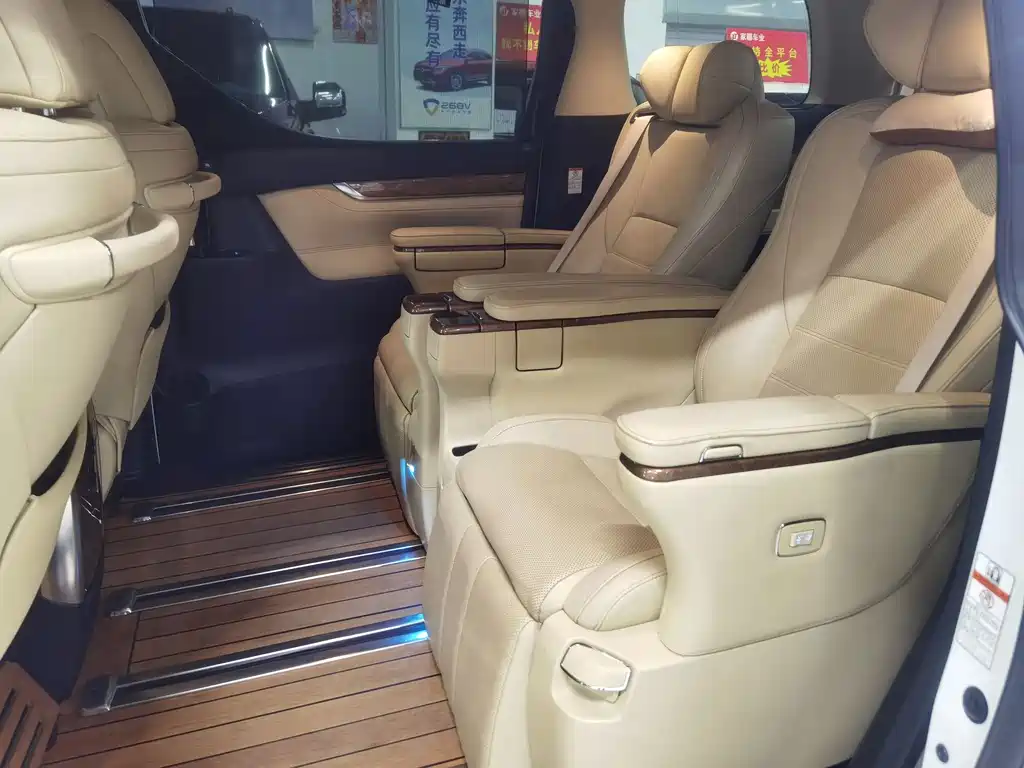 Toyota Alphard — миниатюра 8
