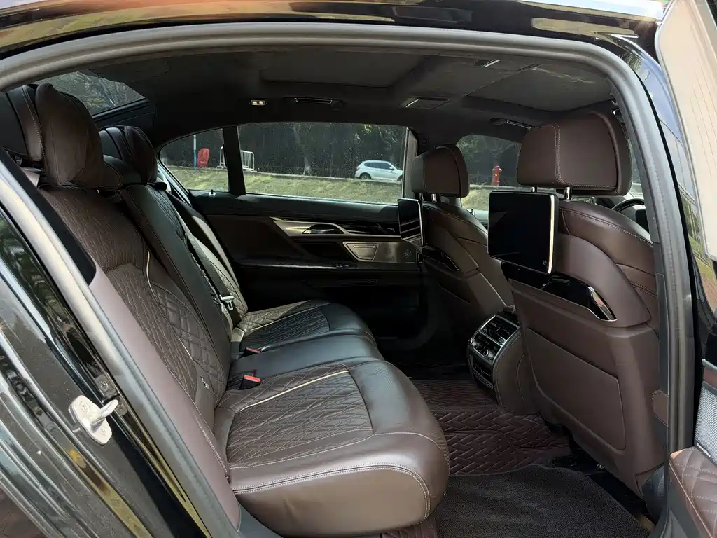 BMW 7 Series — миниатюра 9