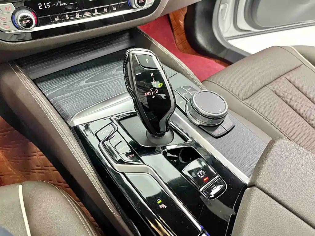 BMW 5 Series — миниатюра 12