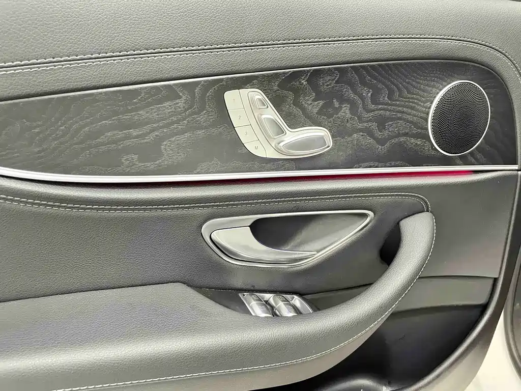 Mercedes-Benz E-Class — миниатюра 16