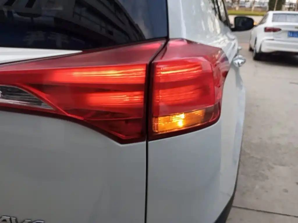 Toyota RAV4 — миниатюра 8