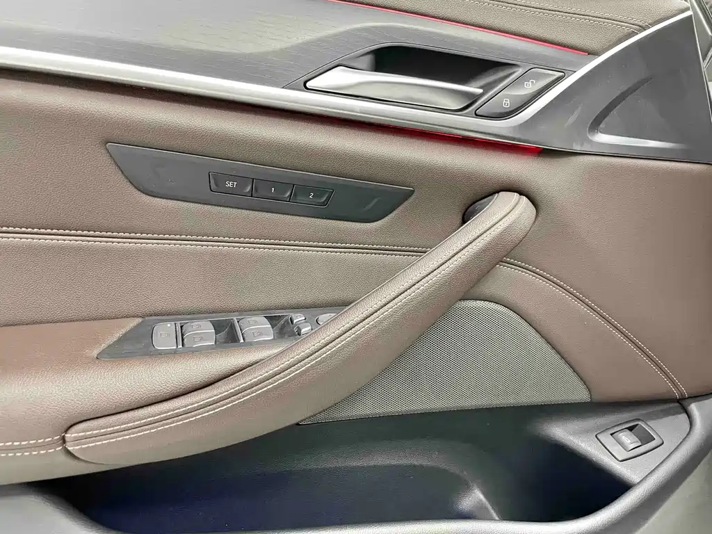 BMW 5 Series — миниатюра 13