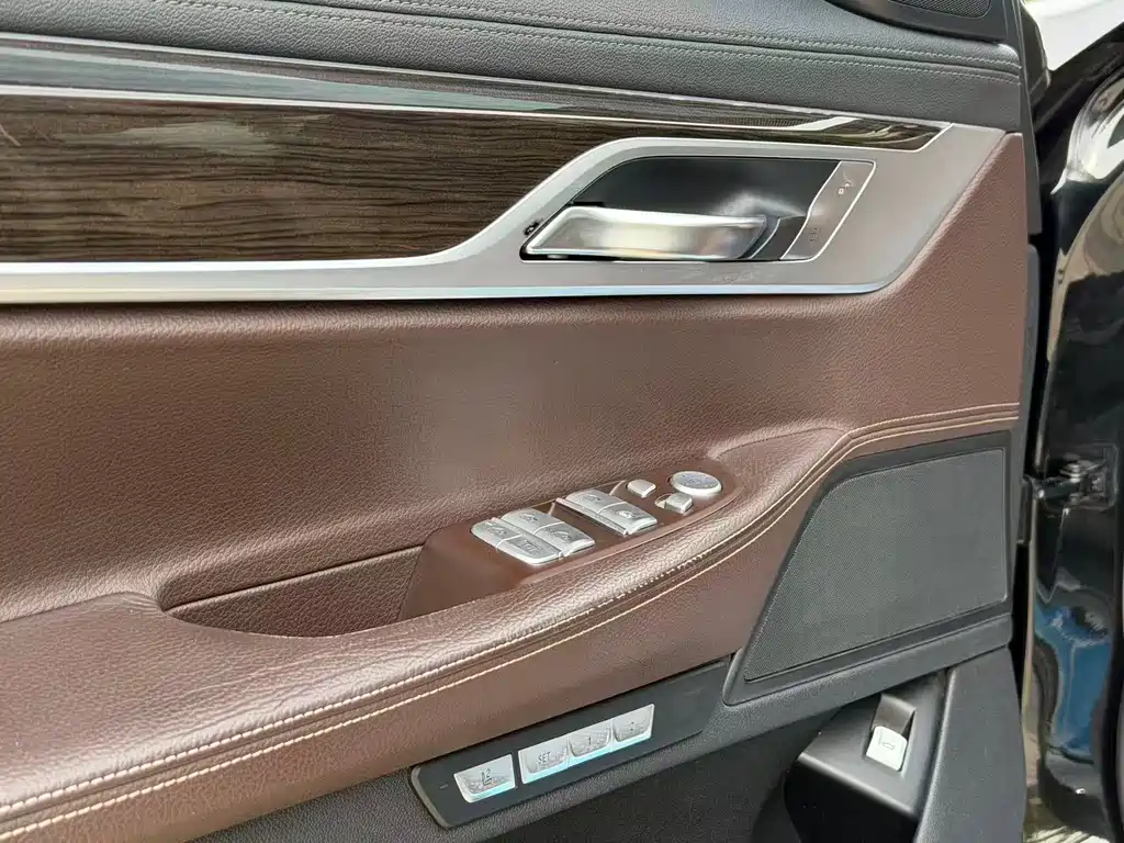 BMW 7 Series — миниатюра 16