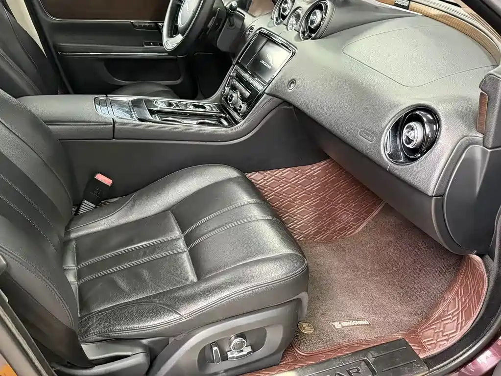 Jaguar XJ — миниатюра 12