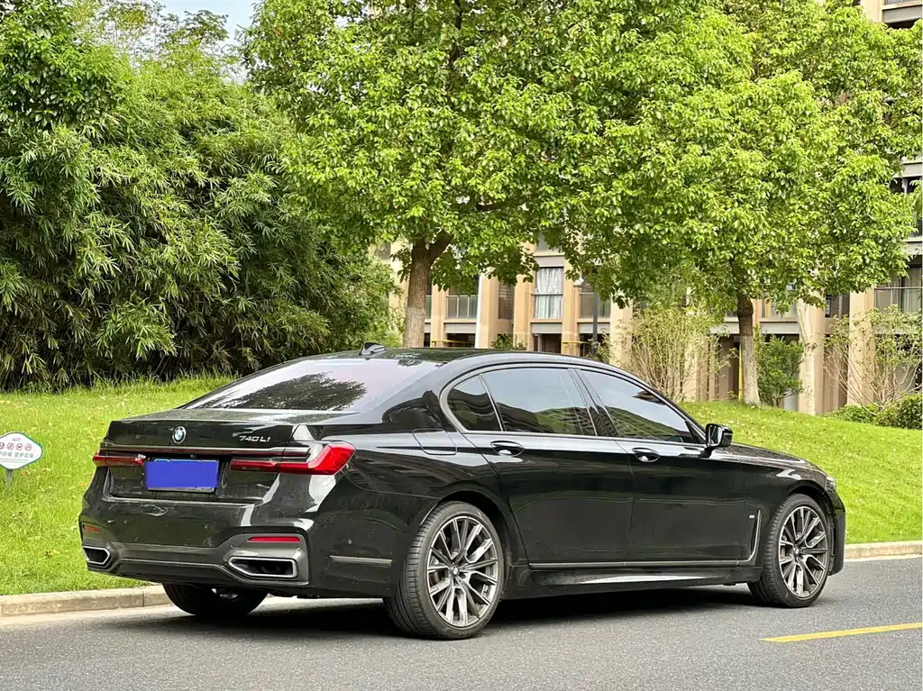 BMW 7 Series — миниатюра 23