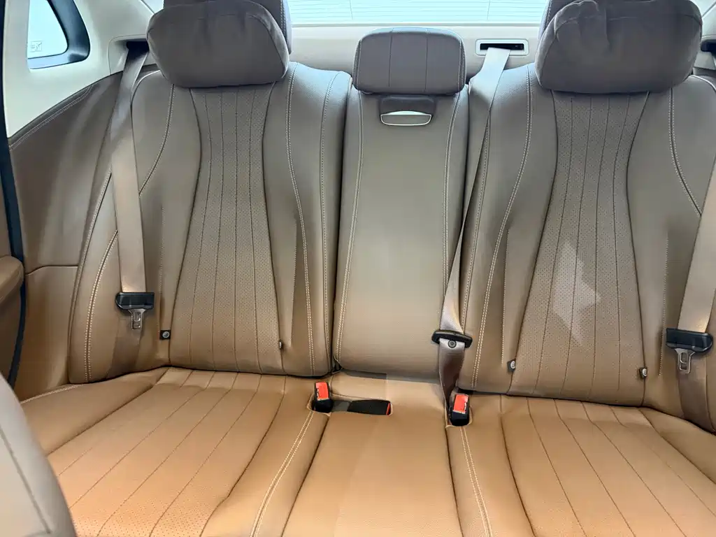 Mercedes-Benz E-Class — миниатюра 9