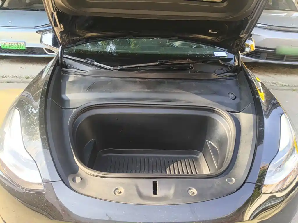 Tesla Model Y — миниатюра 20