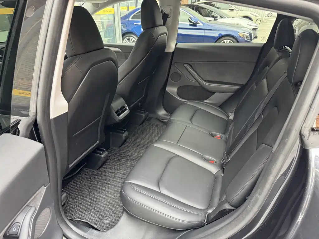 Tesla Model Y — миниатюра 8