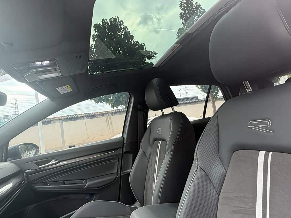 Volkswagen Golf 1.4 л 2023 г. Серебристо-серый, пробег 28000 км