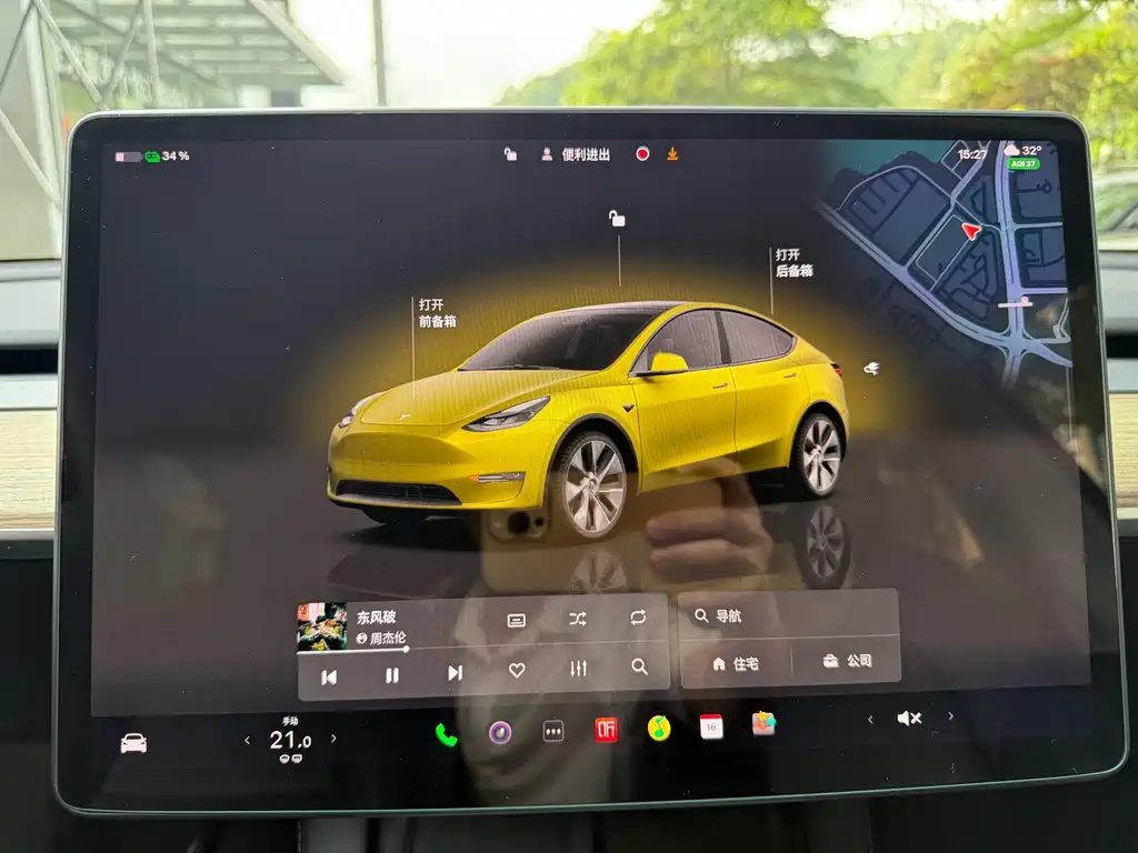 Tesla Model Y — миниатюра 12