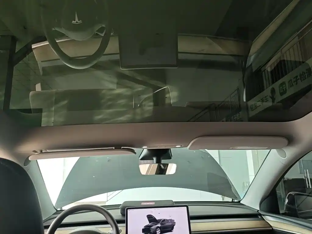 Tesla Model Y — миниатюра 18