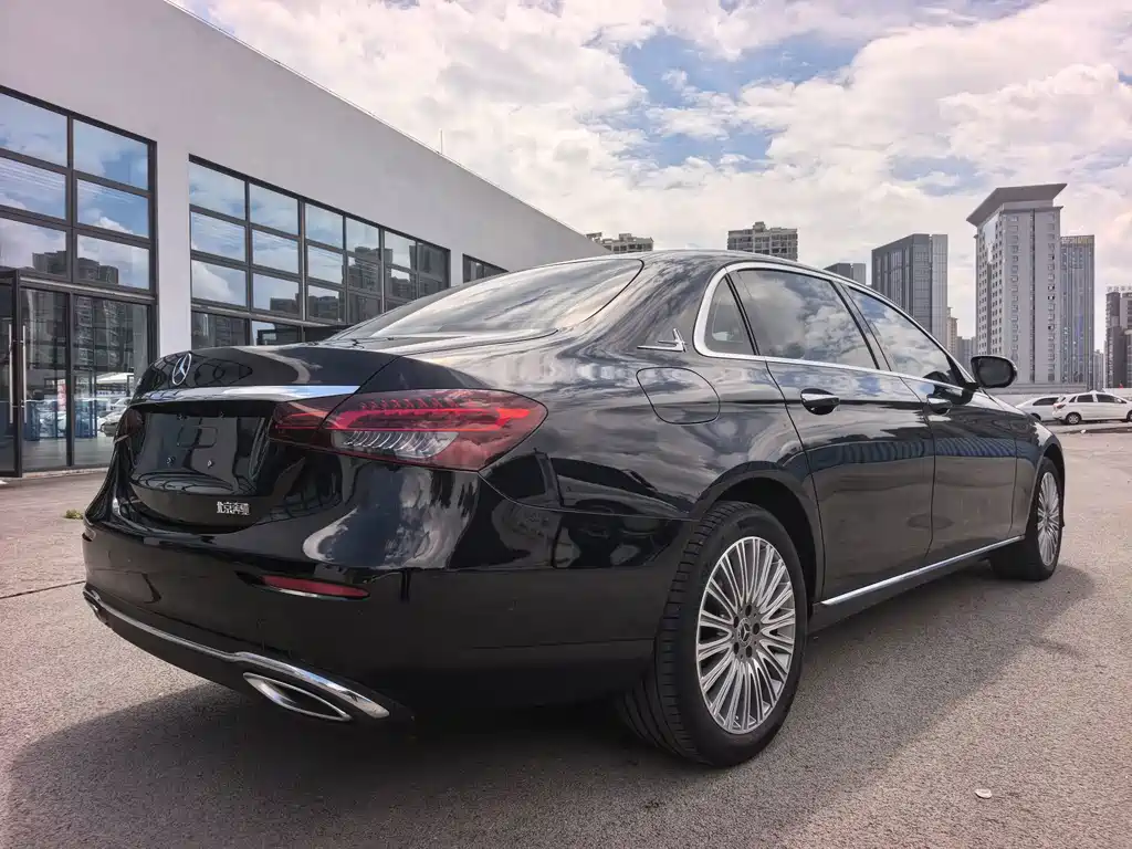 Mercedes-Benz E-Class — миниатюра 7