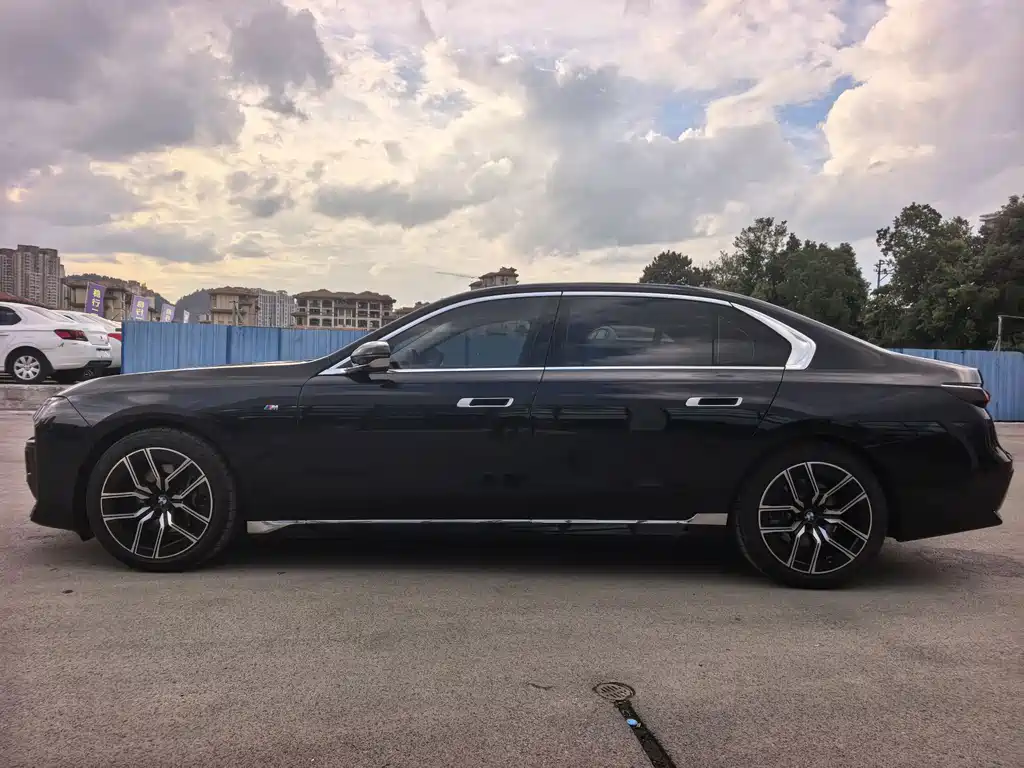 BMW 7 Series — миниатюра 4