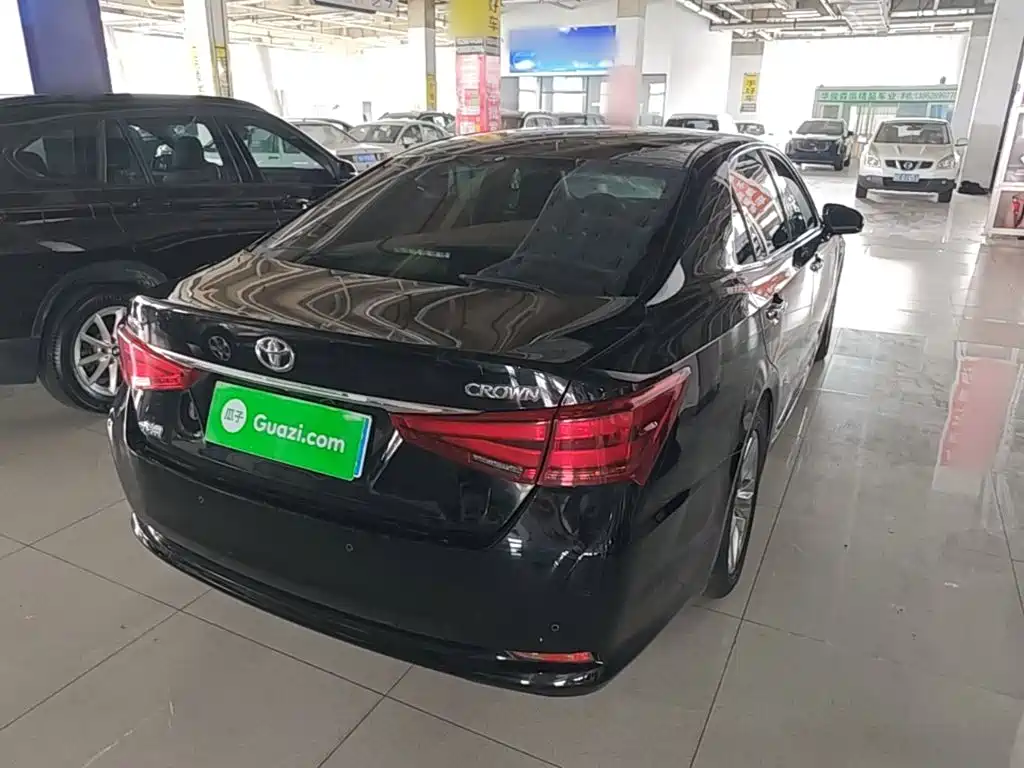 Toyota Crown — миниатюра 7