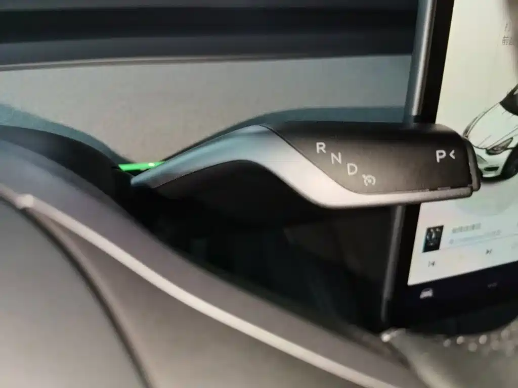 Tesla Model Y — миниатюра 14