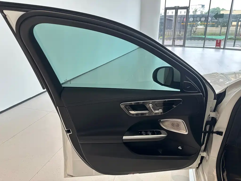 Mercedes-Benz C-Class — миниатюра 10
