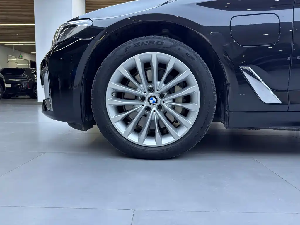 BMW 5 Series New Energy — миниатюра 8
