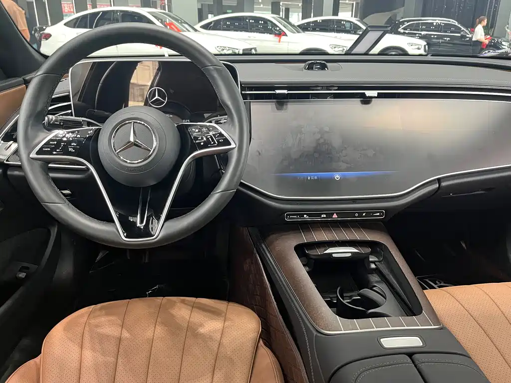 Mercedes-Benz E-Class — миниатюра 6