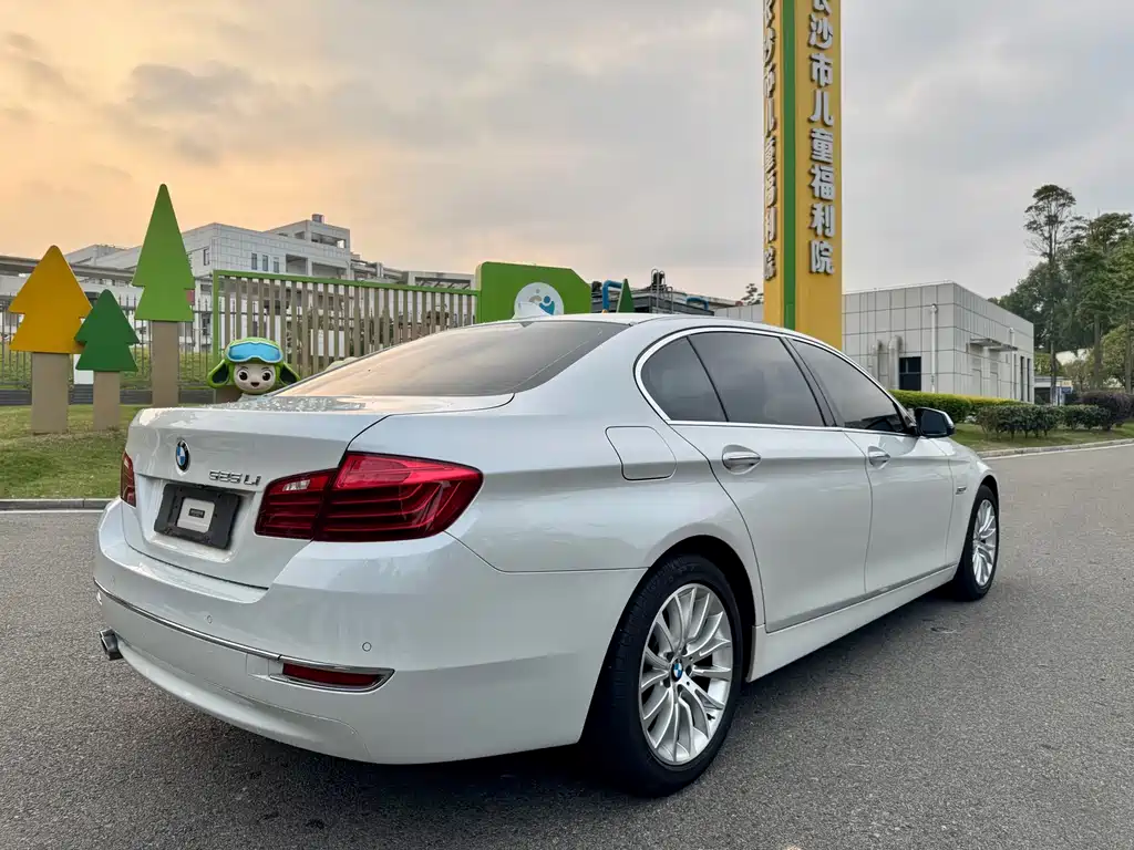 BMW 5 Series — миниатюра 15