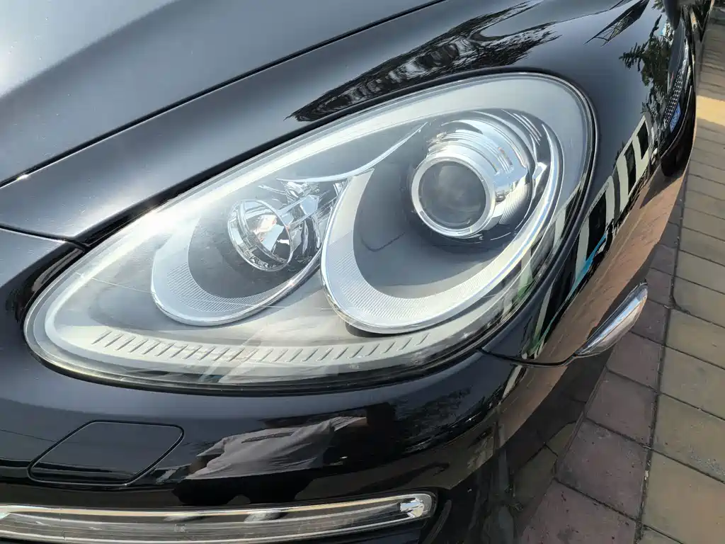 Porsche Cayenne — миниатюра 7