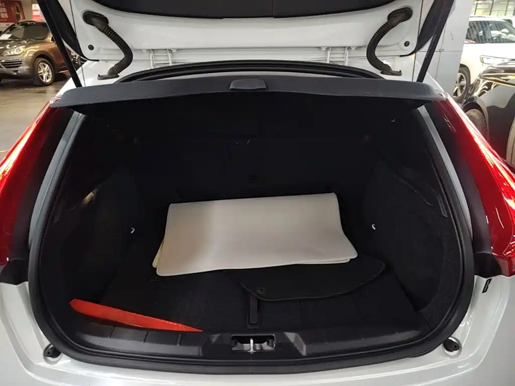 Volvo V40 — миниатюра 19