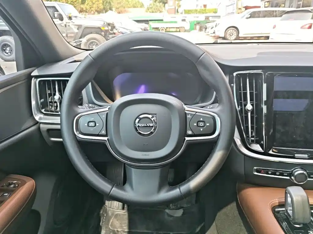 Volvo S60 PHEV — миниатюра 11