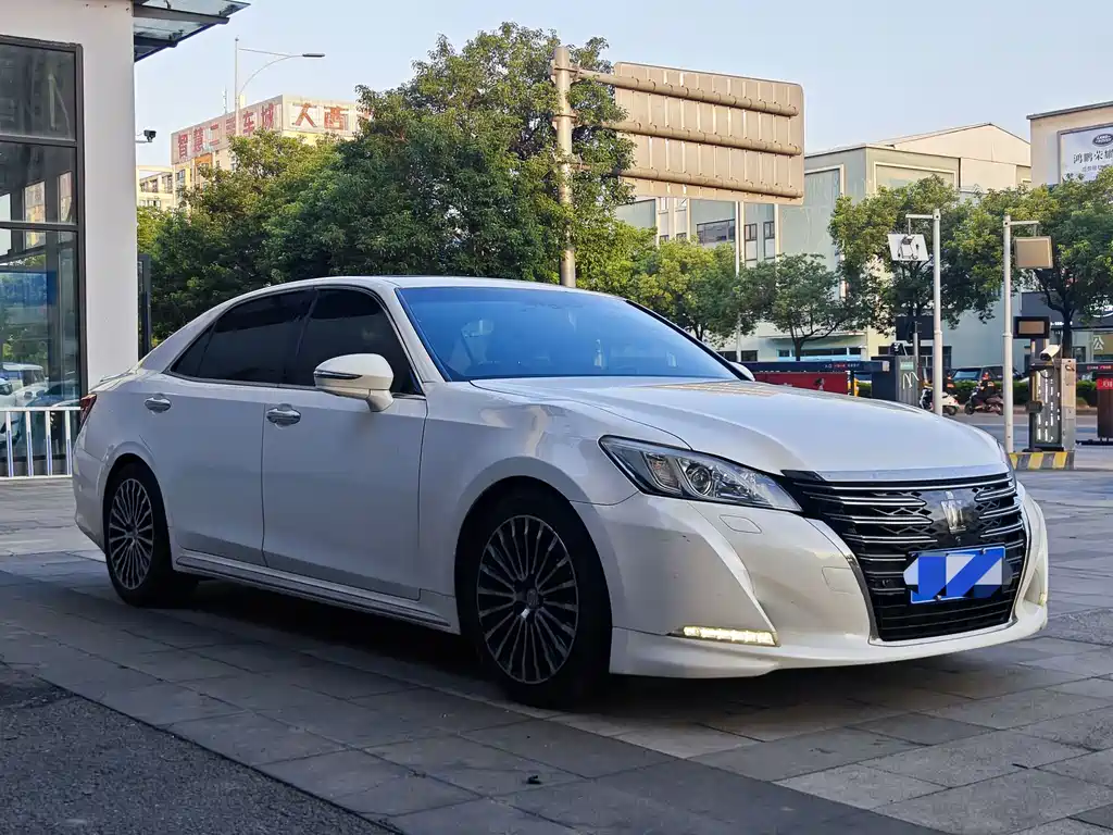 Toyota Crown — миниатюра 3