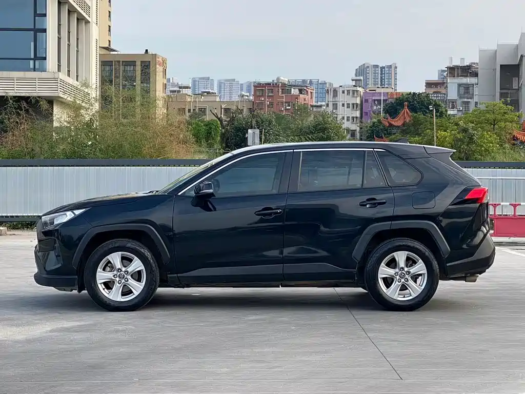 Toyota RAV4 — миниатюра 3
