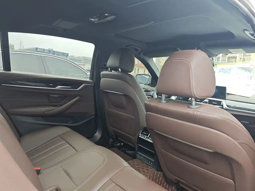 BMW 5 Series — миниатюра 9