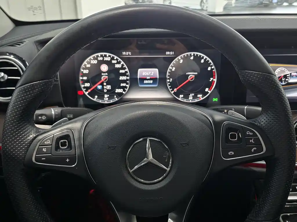 Mercedes-Benz E-Class — миниатюра 15